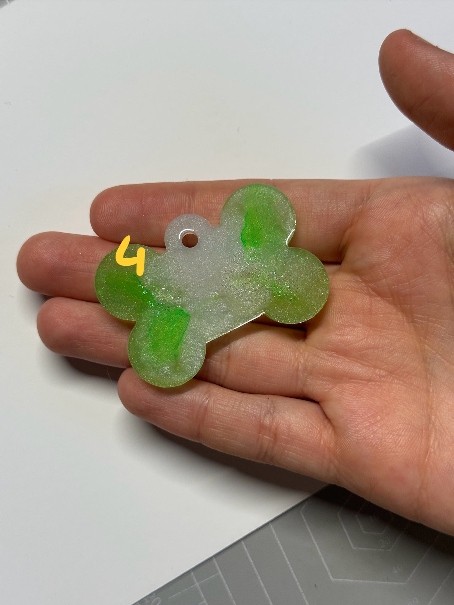 Epoxidharz Hundemarken - Serie Knochen/Grün/Weiß