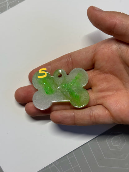 Epoxidharz Hundemarken - Serie Knochen/Grün/Weiß