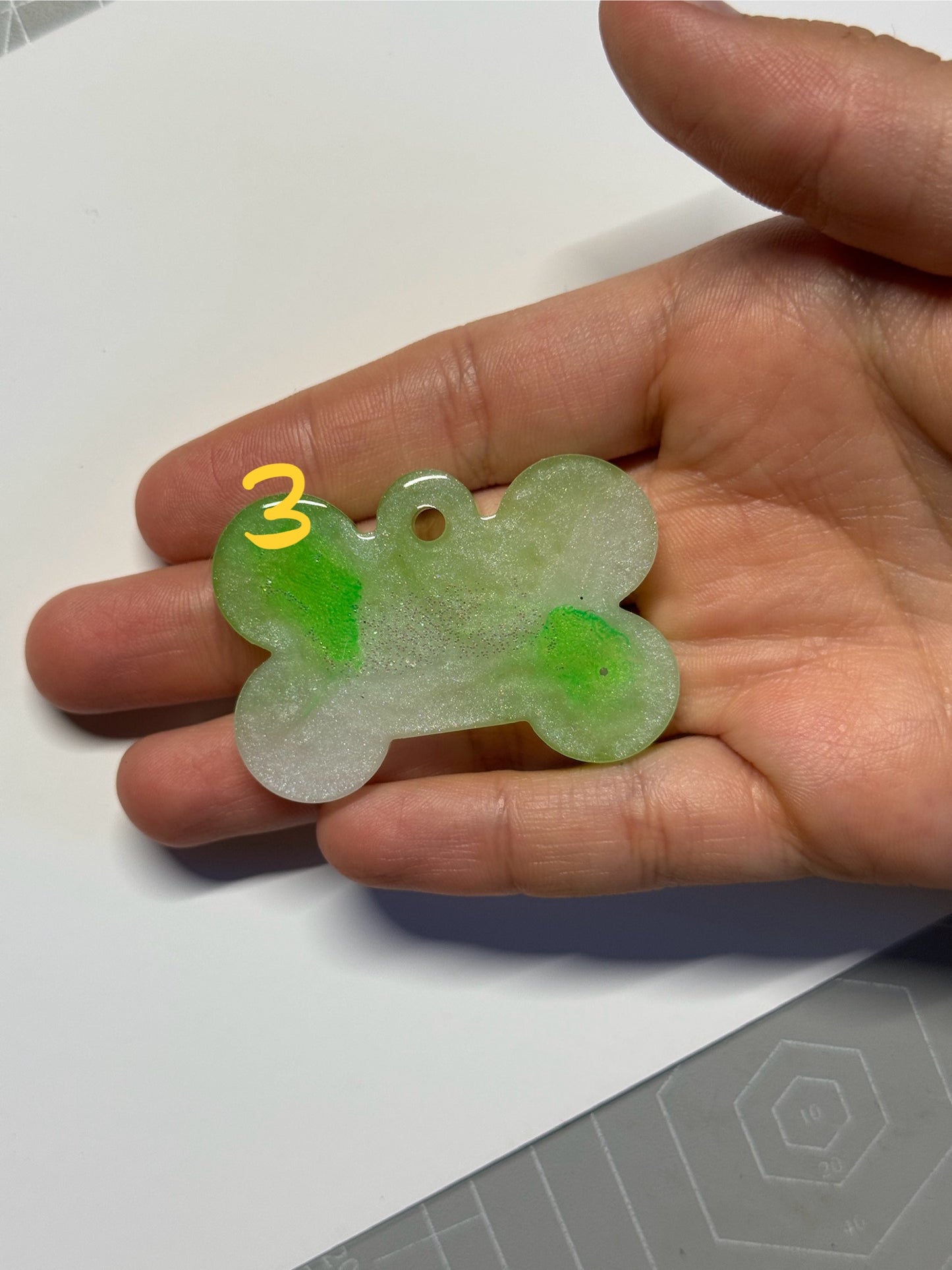 Epoxidharz Hundemarken - Serie Knochen/Grün/Weiß